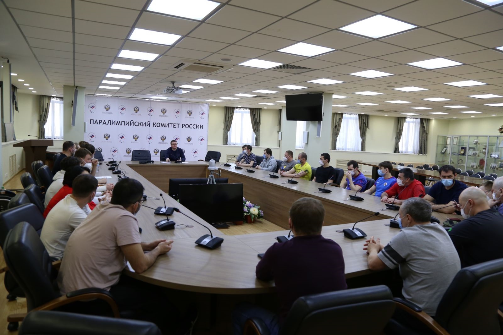А.А. Строкин в офисе ПКР встретился с командой по следж-хоккею в преддверии заключительных тренировочных мероприятий к Паралимпийским играм 2022 года в Пекине