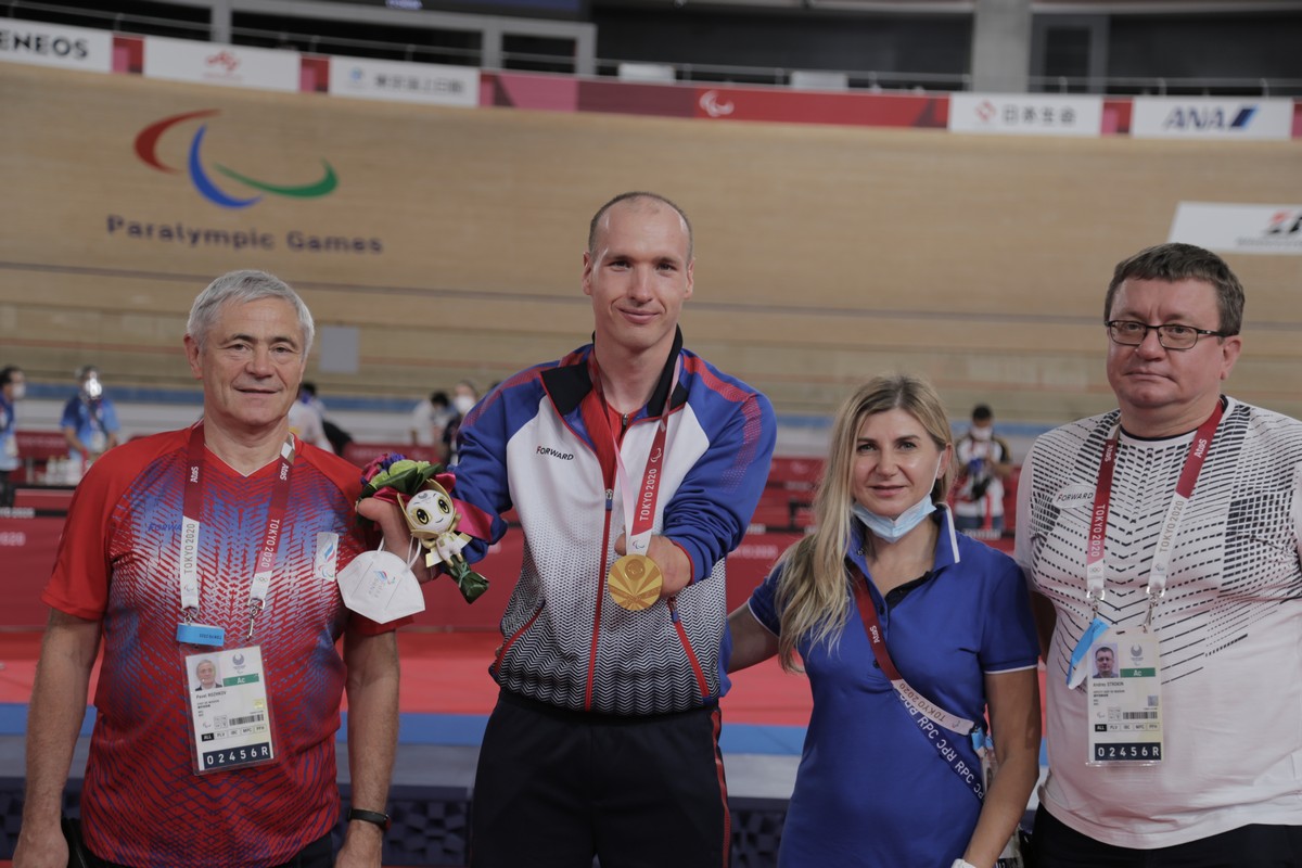 П.А. Рожков, А.А. Строкин посетили соревнования по велоспорту на треке и пообщались со спортсменами команды ПКР