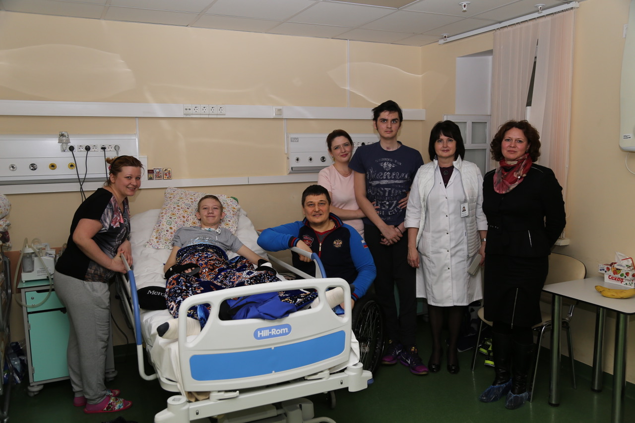 О.В. Семенова и серебряный призер Паралимпйиских игр В.Н. Селюкин встретились с пациентами НИИ неотложной детской хирургии и травматологии