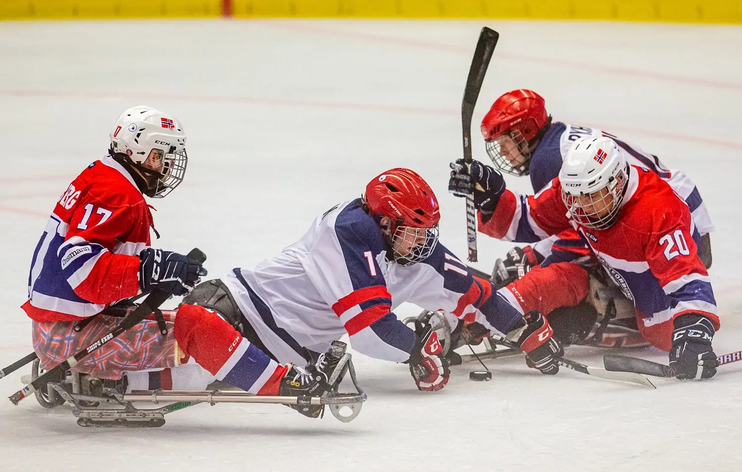 Российские следж-хоккеисты со счетом 18:1 одержали победу над сборной Норвегии в третьем матче группового этапа и вышли в плей-офф чемпионата мира