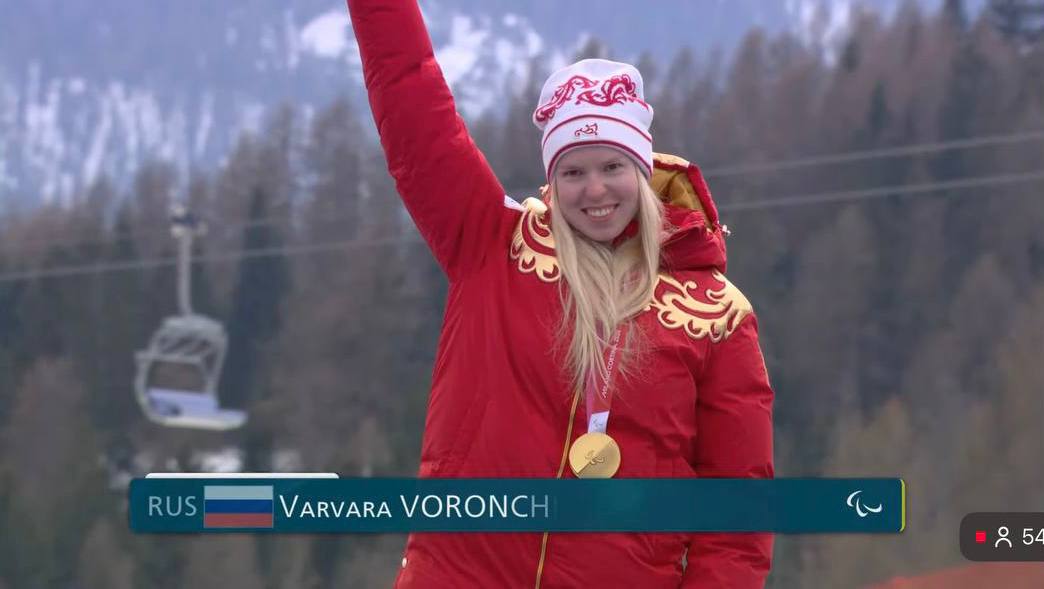 Возвращение гимна Российской Федерации и поднятие флага на церемонии награждения чемпиона XIV Паралимпийских зимних игр 2026 года!